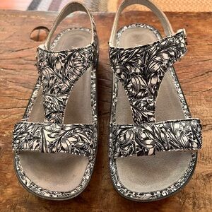 Alegria 39/9 “Ken” Black White Sandals